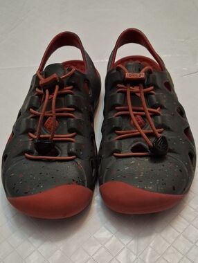KEEN Kids Size 1 Boy/Girl Gray & Red Water-Ready Slip Resistant Outdoor Shoes.